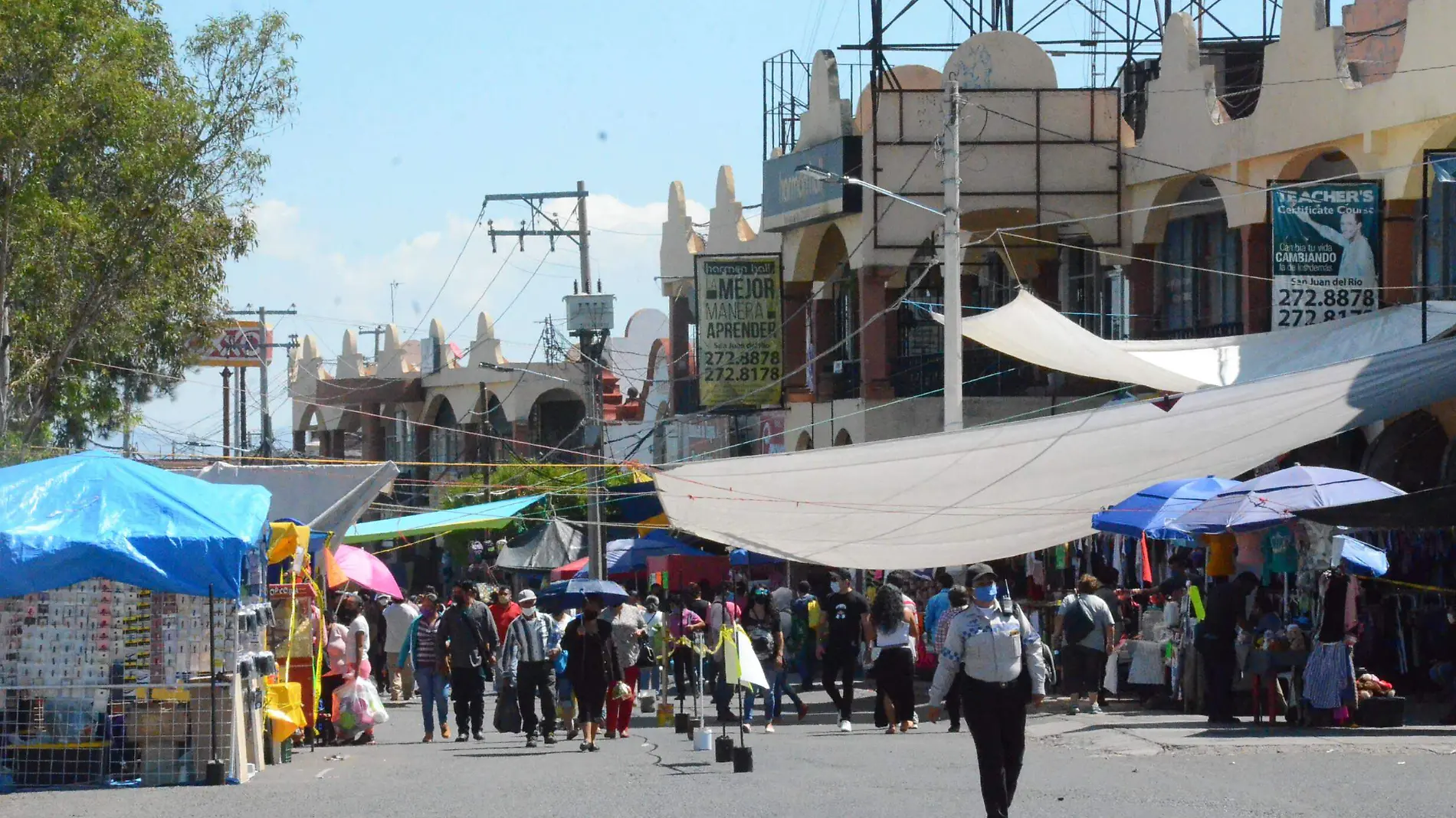 Locatarios y tianguistas del mercado Benito Juárez tuvieron acceso a programas sociales.  Foto Luis Luévanos El Sol de San Juan del Río.